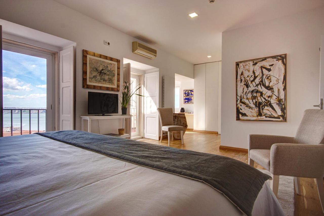 Luxury Suite with Panoramic River View and King-size Bed